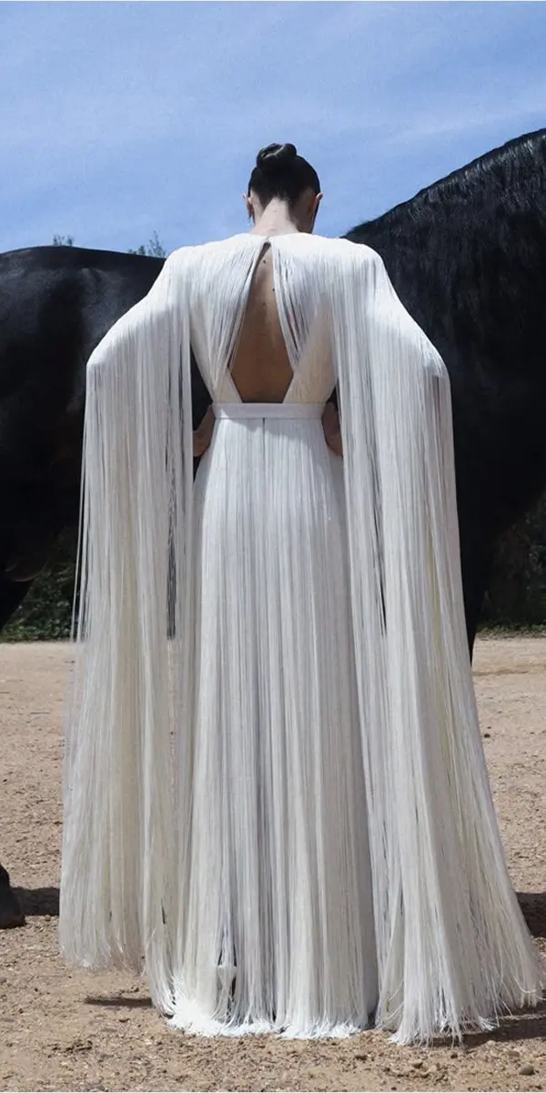 femme avec longue robe blanche à franche, dos nu