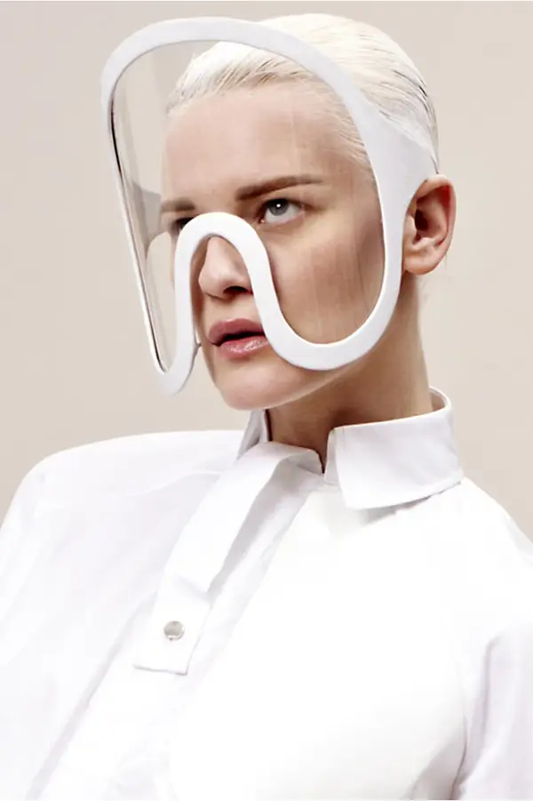 femme avec large lunette futuriste: découpe au niveau du nez et de la bouche, fait toute la tête