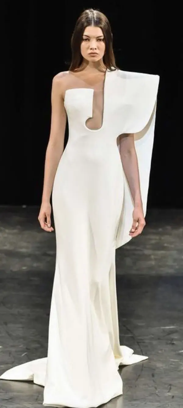 femme avec robe longue blanche et découpe asymétrique