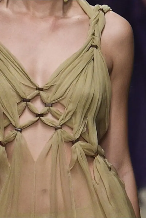 femme portant une robe verte, tressage au niveau du ventre