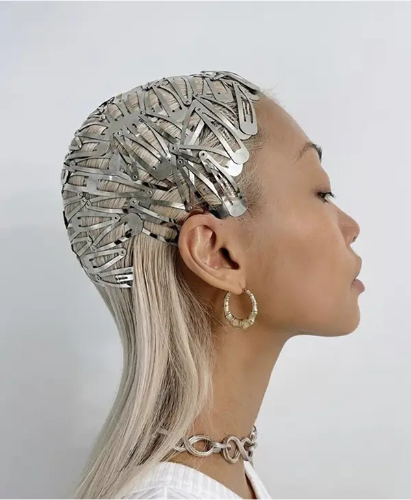 femme avec pinces à cheveux métaliques recouvrant le haut de sa tête
