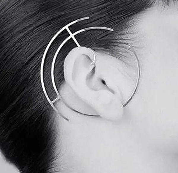 bijoux métallique en forme de cercle, englobant l'oreille