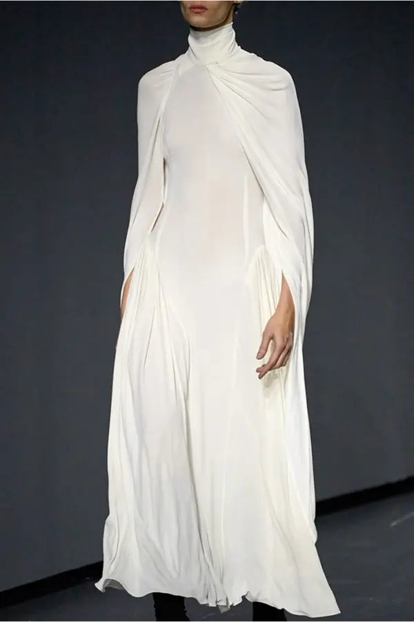 femme portant une longue robe blanche et une longue cape blanche