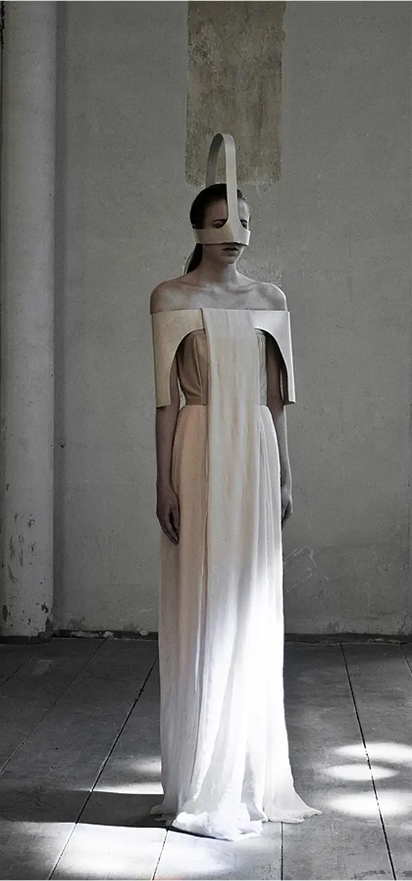 femme avec tenue avant gardiste blanche et avec un couvre-cheffe avant-gardiste