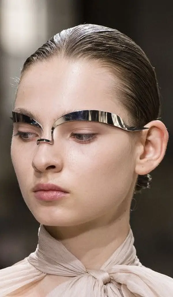 femme avec lunettes futuristes sans verre